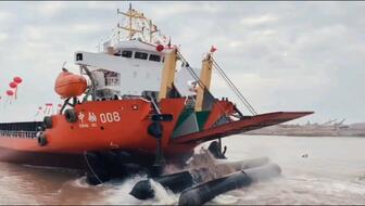 鏟車助推8200噸散貨船&ldquo;遠(yuǎn)景發(fā)展&rdquo;氣囊上排下水吉水接水順利#氣囊下水#船舶下水#船用氣囊#散貨船下水#遠(yuǎn)景發(fā)展