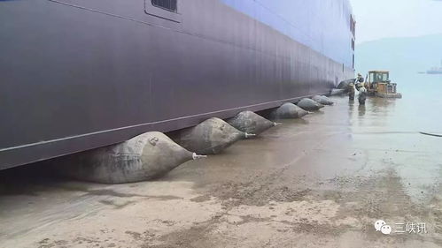 多圖曝光143米“河?！毕滤瑘雒姘詺?！船舶上排下水氣囊顯神威